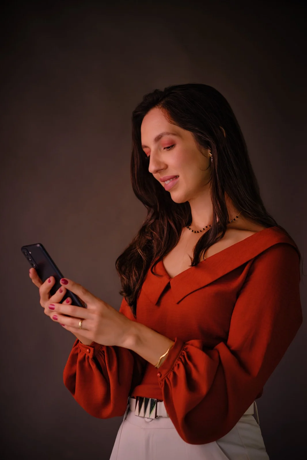 Dra. Erika Alissa com um celular